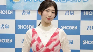 日比美思、2026年カレンダーを発売。水色ワンピース撮影ではハプニングが「夏だったので……」